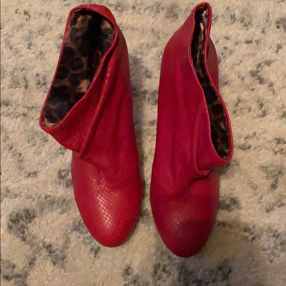 Betsey Johnson like-new red snakeskin booties